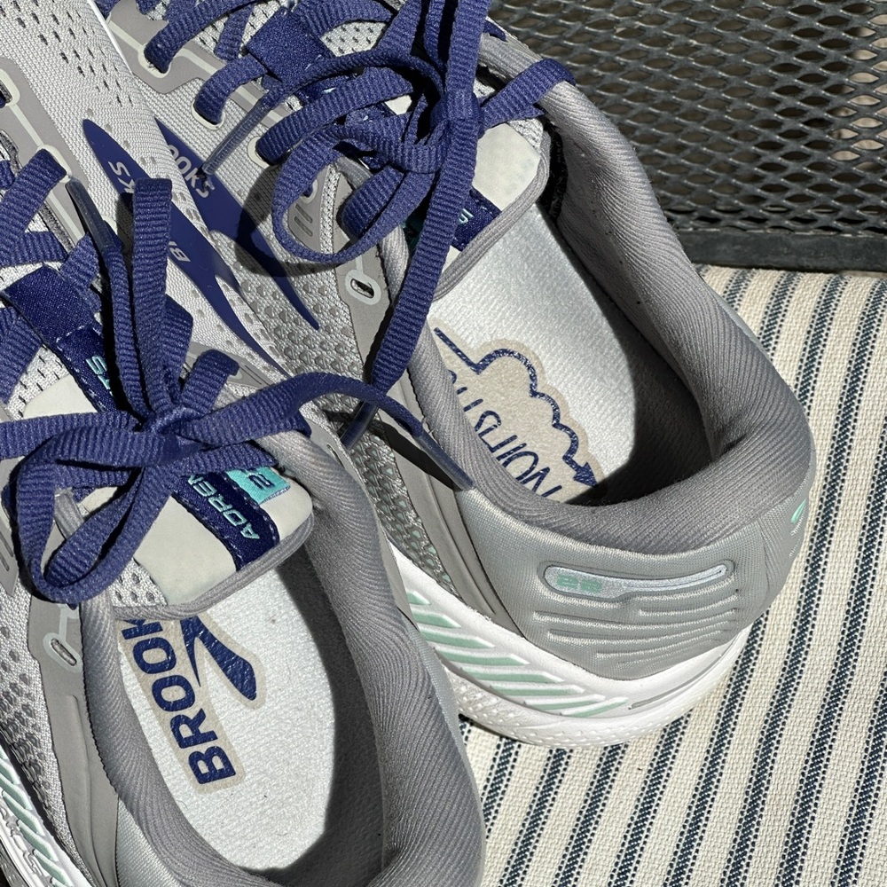 Brooks Adrenaline 22 GTS Running Shoes - Gray with Blue/purple accents EUC - Picture 7 of 9